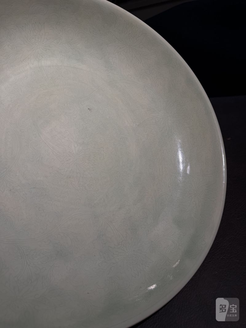 清康熙 冬青釉暗刻缠枝莲纹大盘 - 图5